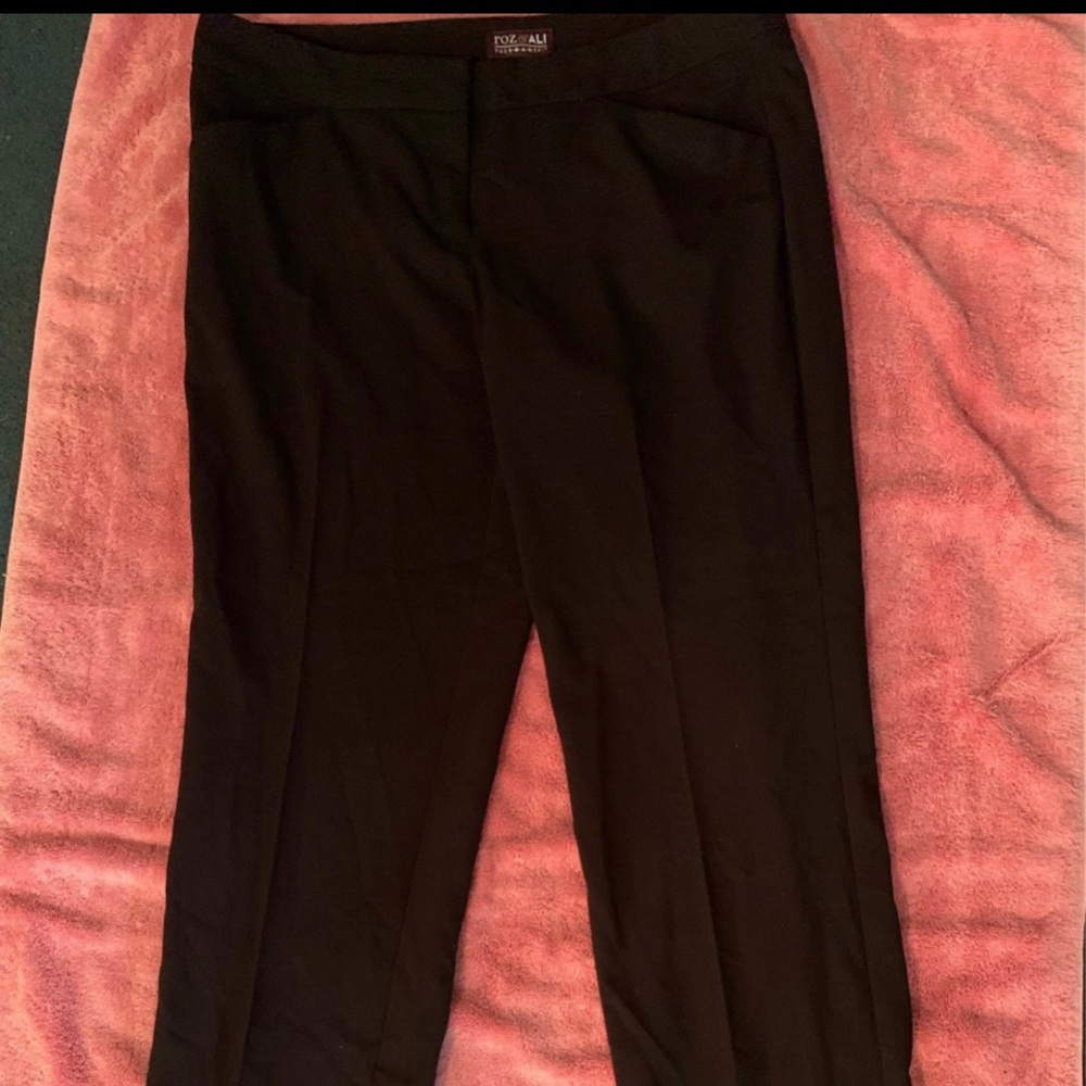 Roz&Ali size 8. The smart fit black dress pants. Straight leg.